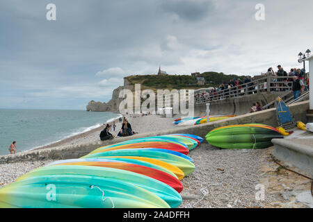 Etretat, Seine-Maritime / France - 14 août 2019 : de nombreux touristes profitez d'une journée à l'plages rocheuses d'Etretat sur la côte normande Banque D'Images