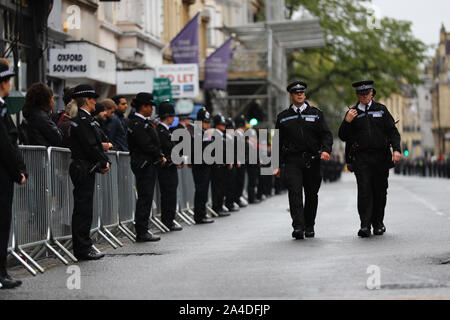 Les membres du public bordent les rues d'Oxford pour rendre hommage comme le cortège funèbre pour PC Andrew Harper, la vallée de la Tamise, agent de police qui sont morts de blessures multiples après avoir été traîné dans un van tout en répondant à des rapports d'un cambriolage, fait son chemin à la Cathédrale Christ Church à St Aldate's, Oxford. Banque D'Images