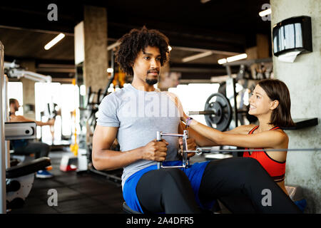 Le travail d'équipe dans une salle de sport. Couple travaillant ensemble. Banque D'Images