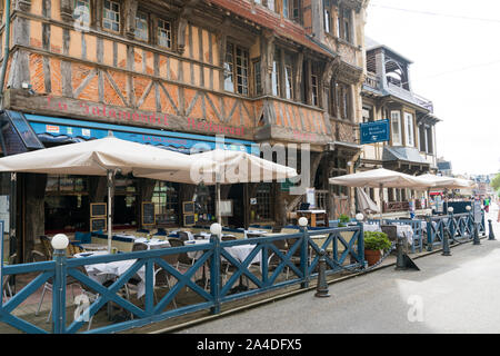 Etretat, Seine-Maritime / France - 14 août 2019 - voir l'historique de la Salamandre restaurant dans la ville de Etretat Normandie côtière Banque D'Images