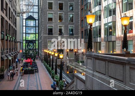 L'INTÉRIEUR DU WORLD TRADE CENTRE DE MONTRÉAL, le centre commercial moderne, RUE DU SQUARE VICTORIA, MONTRÉAL, QUÉBEC, CANADA Banque D'Images