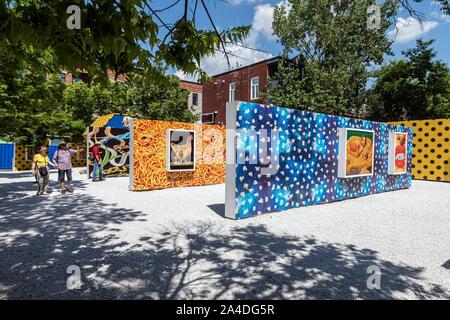 Exposition PHOTO DANS LE VILLAGE GAI, RUE SAINTE-CATHERINE, MONTRÉAL, QUÉBEC, CANADA Banque D'Images