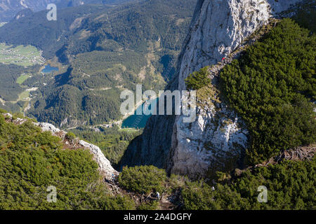 Woman climbing up une via ferrata, Gosau, Gmunden, Haute Autriche, Autriche Banque D'Images