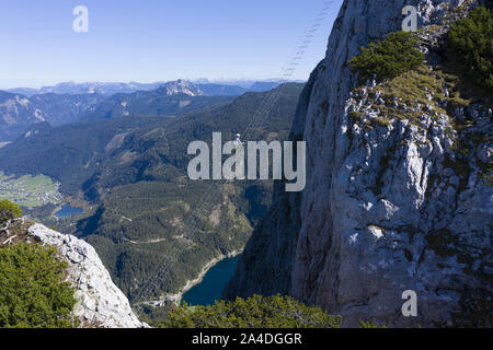 Woman climbing up une via ferrata, Gosau, Gmunden, Haute Autriche, Autriche Banque D'Images