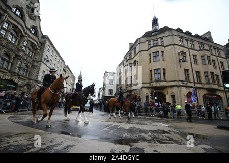 Les membres du public bordent les rues d'Oxford pour rendre hommage comme le cortège funèbre pour PC Andrew Harper, la vallée de la Tamise, agent de police qui sont morts de blessures multiples après avoir été traîné dans un van tout en répondant à des rapports d'un cambriolage, fait son chemin à la Cathédrale Christ Church à St Aldate's, Oxford. Banque D'Images