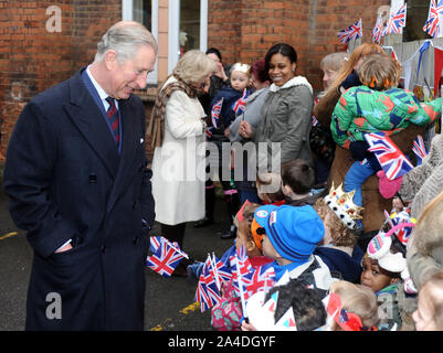 La photo doit être crédité ©Kate Green/Alpha Press 076831 24/01/2013 La Duchesse de Cornouailles Camilla Parker Bowles et le Prince Charles le Prince de Galles lors d'une visite à l'église de St Anselme, et d'apprendre à propos de la communauté Projet de charité Pathways à Kennington Cross à Londres Banque D'Images