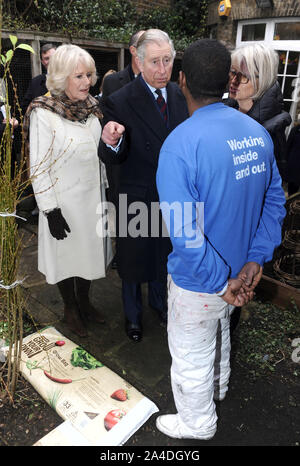 La photo doit être crédité ©Kate Green/Alpha Press 076831 24/01/2013 La Duchesse de Cornouailles Camilla Parker Bowles et le Prince Charles le Prince de Galles lors d'une visite à l'église de St Anselme, et d'apprendre à propos de la communauté Projet de charité Pathways à Kennington Cross à Londres Banque D'Images