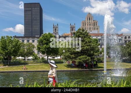 Fontaine et l'ÉTANG SUR LA PROMENADE SUR LE VIEUX PORT, L'ÉDIFICE DE LA BANQUE NATIONALE, TOURS DE L'ÉGLISE NOTRE-DAME DE MONTRÉAL BASILIQUE ET L'édifice Aldred, MONTRÉAL, QUÉBEC, CANADA Banque D'Images