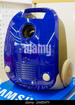 Aspirateur bleu. au comptoir du magasin. se tiennent sur une étagère d'un magasin. Banque D'Images
