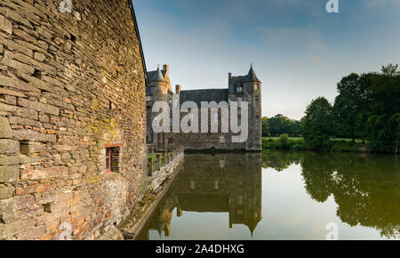 Campeneac, Bretagne / France - 26 août 2019 - vue sur le château historique le château de Trécesson dans la forêt de Brocéliande avec reflets dans l'étang Banque D'Images