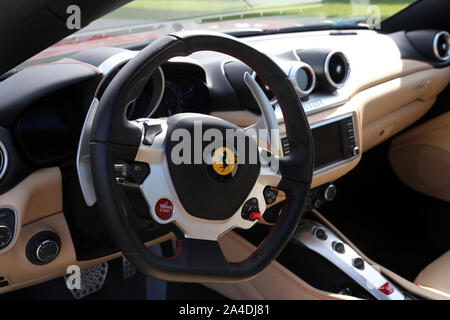 Cracovie. Cracovie. Pologne. Intérieur de cockpit Ferrari California avec logo Ferrari, Prancing Horse au milieu du volant Banque D'Images