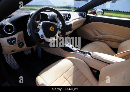 Cracovie. Cracovie. Pologne. Intérieur de cockpit Ferrari California avec logo Ferrari, Prancing Horse au milieu du volant Banque D'Images