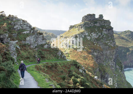 Femme marchant le long d'un randonneur South West Coast Path, Tarka Trail, à Castle Rock, dans la Vallée des Roches, Lynton, Devon, septembre. Banque D'Images