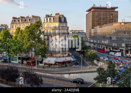 Café Restaurant CANTAL 15 ET GALERIE LAFAYETTE, RUE DE L'ARRIVEE ET AVENUE DU MAINE, PRÈS DE LA TOUR MONTPARNASSE, 15ème arrondissement, PARIS, FRANCE Banque D'Images