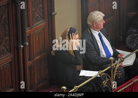 Carrie Symonds et Stanley Johnson, le partenaire et le père du premier ministre Boris Johnson, dans le Palais de Westminster, Londres, avant de l'État Ouverture du Parlement par la reine Elizabeth II, à la Chambre des Lords. Banque D'Images