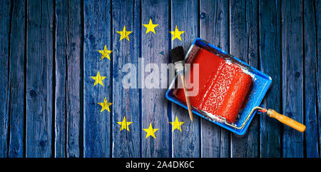 Outils de peinture sur un drapeau européen texturé de dessus de table en bois Banque D'Images