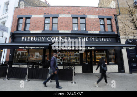 La photo doit être crédité ©Kate Green/Alpha Press 076006 07/02/2013 Piebury Coin sur Holloway Road au nord de Londres N5 a été créé par Paul et Nicky Campbell en 2011. Maintenant dans leur deuxième saison, Piebury Corner a gagné le cœur des fans d'Arsenal, acquise prix reconnaissant la qualité des graphiques, reçu avis voyageurs sur la télévision nationale et la radio, et surtout a atteint son objectif d'élever le niveau d'aliment à offrir autour de l'Emirates Stadium d'Arsenal Football Club. En novembre 2012, ils ont ouvert leur première boutique, Piebury la tarte de coin épicerie. Un nouveau concept, Piebury Corner est l'U Banque D'Images