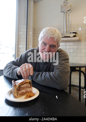 La photo doit être crédité ©Kate Green/Alpha Press 076006 07/02/2013 Piebury Coin sur Holloway Road au nord de Londres N5 a été créé par Paul et Nicky Campbell en 2011. Maintenant dans leur deuxième saison, Piebury Corner a gagné le cœur des fans d'Arsenal, acquise prix reconnaissant la qualité des graphiques, reçu avis voyageurs sur la télévision nationale et la radio, et surtout a atteint son objectif d'élever le niveau d'aliment à offrir autour de l'Emirates Stadium d'Arsenal Football Club. En novembre 2012, ils ont ouvert leur première boutique, Piebury la tarte de coin épicerie. Un nouveau concept, Piebury Corner est l'U Banque D'Images