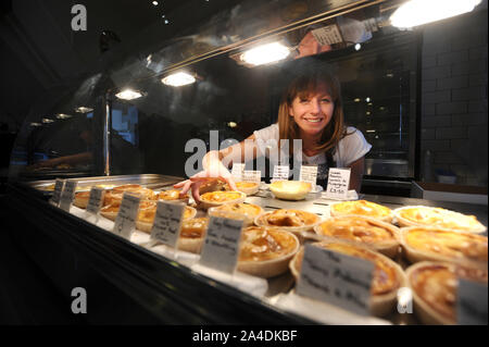 La photo doit être crédité ©Kate Green/Alpha Press 076006 07/02/2013 Piebury Coin sur Holloway Road au nord de Londres N5 a été créé par Paul et Nicky Campbell en 2011. Maintenant dans leur deuxième saison, Piebury Corner a gagné le cœur des fans d'Arsenal, acquise prix reconnaissant la qualité des graphiques, reçu avis voyageurs sur la télévision nationale et la radio, et surtout a atteint son objectif d'élever le niveau d'aliment à offrir autour de l'Emirates Stadium d'Arsenal Football Club. En novembre 2012, ils ont ouvert leur première boutique, Piebury la tarte de coin épicerie. Un nouveau concept, Piebury Corner est l'U Banque D'Images