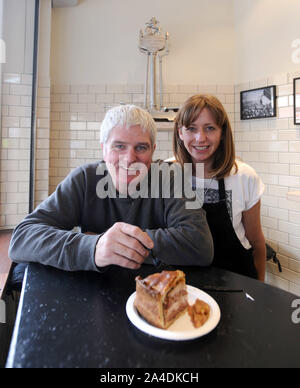 La photo doit être crédité ©Kate Green/Alpha Press 076006 07/02/2013 Piebury Coin sur Holloway Road au nord de Londres N5 a été créé par Paul et Nicky Campbell en 2011. Maintenant dans leur deuxième saison, Piebury Corner a gagné le cœur des fans d'Arsenal, acquise prix reconnaissant la qualité des graphiques, reçu avis voyageurs sur la télévision nationale et la radio, et surtout a atteint son objectif d'élever le niveau d'aliment à offrir autour de l'Emirates Stadium d'Arsenal Football Club. En novembre 2012, ils ont ouvert leur première boutique, Piebury la tarte de coin épicerie. Un nouveau concept, Piebury Corner est l'U Banque D'Images