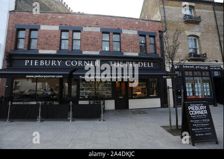 La photo doit être crédité ©Kate Green/Alpha Press 076006 07/02/2013 Piebury Coin sur Holloway Road au nord de Londres N5 a été créé par Paul et Nicky Campbell en 2011. Maintenant dans leur deuxième saison, Piebury Corner a gagné le cœur des fans d'Arsenal, acquise prix reconnaissant la qualité des graphiques, reçu avis voyageurs sur la télévision nationale et la radio, et surtout a atteint son objectif d'élever le niveau d'aliment à offrir autour de l'Emirates Stadium d'Arsenal Football Club. En novembre 2012, ils ont ouvert leur première boutique, Piebury la tarte de coin épicerie. Un nouveau concept, Piebury Corner est l'U Banque D'Images