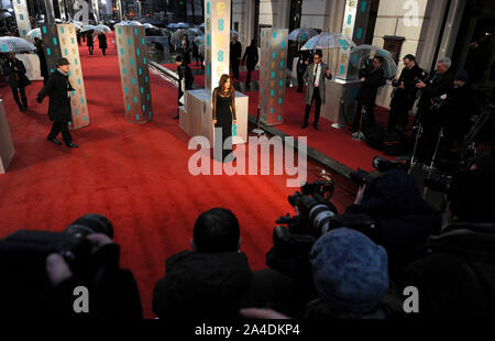 La photo doit être crédité ©Jeff Spicer/Alpha Press 076876 10/02/2013 Caroline Flack BAFTA EE British Academy Film Awards 2013 Royal Opera House Londres Banque D'Images