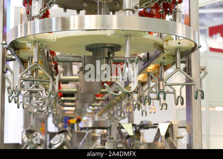 Ensemble complet de la ligne d'abattage d'un oiseau. Ligne automatisée pour le coupage et le portionnement des carcasses de volailles. Dans la carcasse de l'équipement de fabrication de coupe. P Banque D'Images