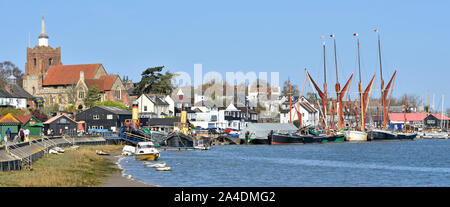 Essex Maldon Riverside Quay & ville panoramique paysage horizon ciel bleu 24 mâts de tamise les chalands amarrés sur la marée en rivière Blackwater England UK Banque D'Images