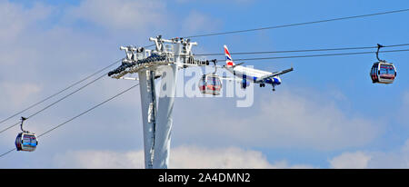 Unis cable car crossing River Thames North Greenwich à British Airways jet airplane en ordre décroissant à la terre à proximité de l'aéroport de London City England UK Banque D'Images