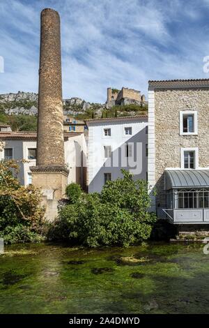 Cheminée d'USINE DE L'ANCIEN MOULIN À PAPIER SUR LA SORGUE ET LE 12ème siècle RUINES DU CHÂTEAU DES ÉVÊQUES DE CAVAILLON AU-DESSUS DU VILLAGE, Fontaine-de-Vaucluse, Vaucluse, Luberon, France Banque D'Images