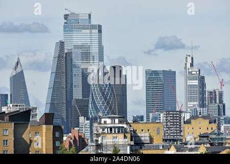 Ville de London Skyline ville de l'Est de Londres avec ses bâtiments gratte-ciel Gherkin Scalpel Cheesegrater & 22 Bishopsgate England UK Banque D'Images