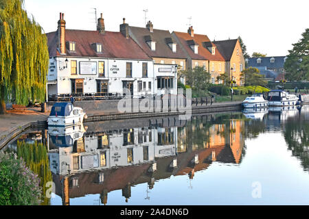 Soleil du matin environs de la faucheuse clips Inn pub & Restaurant au bord de l'eau reflets dans Great Ouse rivière Ely Cambridgeshire England UK Banque D'Images