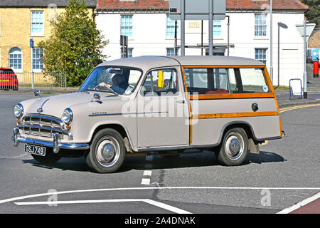 Et côté vue avant de Morris Oxford Estate car la masse produite à Cowley Oxford en 1950 cette scène de rue 2019 roulant à Ely Cambridgeshire England UK Banque D'Images