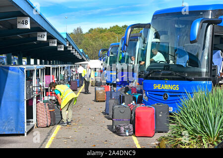 Piscine assurance centre logistique pour le tri et le chargement de passagers valises sur entraîneurs Shearings Scratchwood Services au nord de l'Angleterre Londres UK Banque D'Images