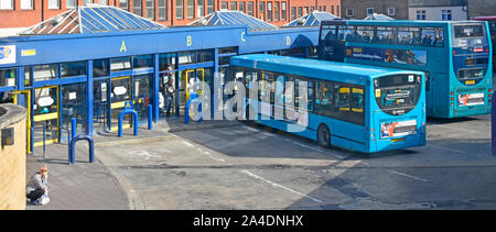 La station de bus de transport public Durham & single deck & bus à deux étages de chargement couverts d'attente des passagers et les barrières de collision dépassement England UK Banque D'Images