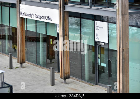 En regardant les portes de sortie et entrée de Durham à l'immeuble de bureaux des passeports du bureau régional dans le comté de Durham England UK Banque D'Images