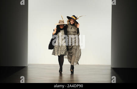 La photo doit être crédité ©Kate Green/Alpha Press 076895 16/02/2013 Daniella Issa Helayel & Cara Delevingne Delevigne à l'AISS Fashion Show Automne Hiver 2013 2013 Fashion Week de Londres Banque D'Images