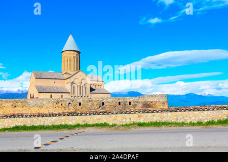 Vue panoramique d'Alaverdi monastère orthodoxe en région Kakhetia en Géorgie et la neige sommets de montagnes du Caucase Banque D'Images