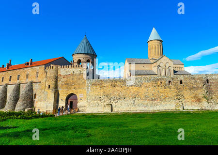 Vue panoramique d'Alaverdi monastère orthodoxe en région Kakhetia en Géorgie près de montagnes du Caucase Banque D'Images