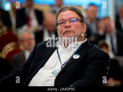 Prague, République tchèque. 14Th Oct, 2019. Alexandr Vondra, membre du Parlement européen, membre du conseil d'administration de la Fondation Forum 2000, et directeur du centre de Prague, pour les relations transatlantiques (PCTR) à l'Institut CEVRO parle à Prague, au cours de la 23e conférence internationale Forum 2000 de personnalités mondiales avec devise récupérer la promesse de 1989, à Prague, en République tchèque, le lundi 14 octobre, 2019. Photo : CTK/Alamy Live News Banque D'Images