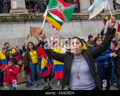 Londres, Royaume-Uni. 13 octobre 2019. Des manifestants à Trafalgar Square a appelé à la démission du Président Lenín Moreno qui selon elles est leur pire président jamais. Les groupes autochtones de l'Équateur ont manifesté pendant deux semaines de laisser une grande partie de la capitale dans le chaos après qu'il a annoncé la fin des subventions de carburant, partie d'une série de restrictions des dépenses publiques imposées pour obtenir un £3.4bn charger du FMI et des discussions ont lieu à Quito aujourd'hui entre les peuples du groupe de coordination La CONAIE et le gouvernement. Crédit : Peter Marshall/Alamy Live News Banque D'Images