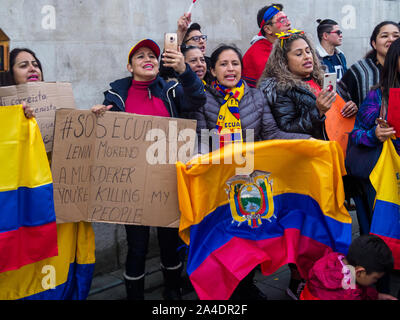 Londres, Royaume-Uni. 13 octobre 2019. Des manifestants à Trafalgar Square a appelé à la démission du Président Lenín Moreno qui selon elles est leur pire président jamais. Les groupes autochtones de l'Équateur ont manifesté pendant deux semaines de laisser une grande partie de la capitale dans le chaos après qu'il a annoncé la fin des subventions de carburant, partie d'une série de restrictions des dépenses publiques imposées pour obtenir un £3.4bn charger du FMI et des discussions ont lieu à Quito aujourd'hui entre les peuples du groupe de coordination La CONAIE et le gouvernement. Crédit : Peter Marshall/Alamy Live News Banque D'Images