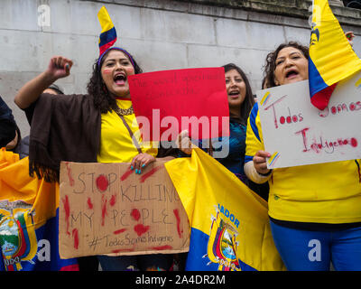 Londres, Royaume-Uni. 13 octobre 2019. Des manifestants à Trafalgar Square a appelé à la démission du Président Lenín Moreno qui selon elles est leur pire président jamais. Les groupes autochtones de l'Équateur ont manifesté pendant deux semaines de laisser une grande partie de la capitale dans le chaos après qu'il a annoncé la fin des subventions de carburant, partie d'une série de restrictions des dépenses publiques imposées pour obtenir un £3.4bn charger du FMI et des discussions ont lieu à Quito aujourd'hui entre les peuples du groupe de coordination La CONAIE et le gouvernement. Crédit : Peter Marshall/Alamy Live News Banque D'Images