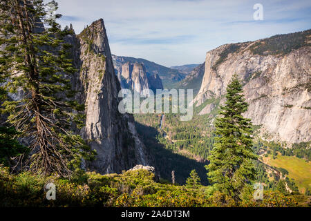 Voir à partir de 4 km de sentier de la vallée Yosemite y compris El Capitan, rochers sentinelles, la Cathédrale des rochers et la rivière Merced. Banque D'Images