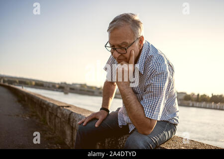 Portrait de plein air inquiet et déprimé senior man. Banque D'Images