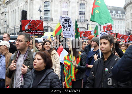 Londres, Royaume-Uni. 13 Oct, 2019. Les manifestants agitent des drapeaux au cours de la manifestation.manifestants défilent dans le centre de Londres pour protester contre l'invasion turque de Rojava district, une zone contrôlée par les Kurdes dans le nord-est de la Syrie. Credit : SOPA/Alamy Images Limited Live News Banque D'Images