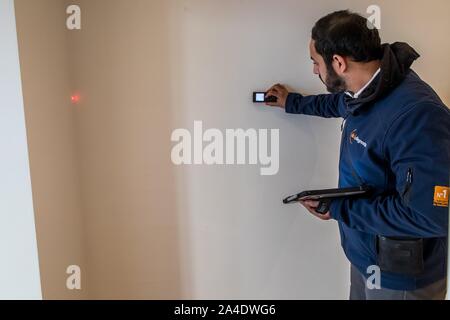 Des mesures DES PROPRIÉTÉS DE L'illustration, LE CALCUL DE LA SUPERFICIE Loi Carrez, DIAGNOSTICS DE BIENS IMMOBILIERS, DANS UN APPARTEMENT, PARIS (75) Banque D'Images