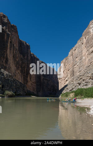 Le simple visages de Santa Elena Canyon, profondément dans le parc national Big Bend dans Brewster County, Texas, cadre de la rivière Rio Grande. Le Mexique est à gauche, les États-Unis vers la droite Banque D'Images