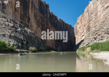 Le simple visages de Santa Elena Canyon, profondément dans le parc national Big Bend dans Brewster County, Texas, cadre de la rivière Rio Grande. Le Mexique est à gauche, les États-Unis vers la droite Banque D'Images