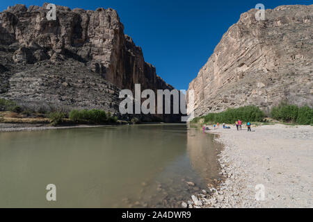 Le simple visages de Santa Elena Canyon, profondément dans le parc national Big Bend dans Brewster County, Texas, cadre de la rivière Rio Grande. Le Mexique est à gauche, les États-Unis vers la droite Banque D'Images